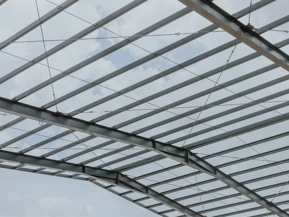 Charpente métallique : structure acier contre ciel